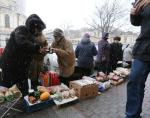 Producenci sprzedają żywność przechodniom w Sankt Petersburgu