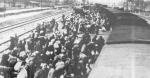 W czerwcu 1940 r. Niemcy zorganizowali pierwszy masowy transport  do obozu Auschwitz. Znaleźli się  w nim więźniowie  z zakładu karnego  w Tarnowie. Wojnę przeżyło ok. 200 z nich PAP/EPA/STF