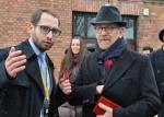 Podczas uroczystości wyświetlono dokument  Stevena Spielberga  (z prawej)  o zbrodniach w Auschwitz