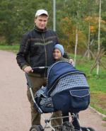 Widok ojca z wózkiem dziecięcym przestaje w Polsce dziwić
