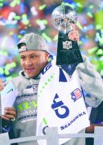 Malcolm Smith (Seattle Seahawks) najlepszy gracz ubiegłorocznego finału z pucharem Vince,a Lombardiego. Fot. Timothy A. Clary