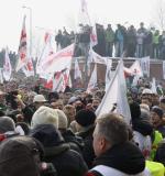 Przed siedzibą JSW demonstrowało w środę kilka tysięcy osób. W kopalniach spółki wielu górników strajkuje pod ziemią