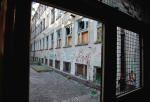 Porzucone szkoły zawsze wyglądają martwo: ta mieści się w Warszawie, przy ulicy Złotej