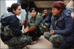 Midia Raqqa (z lewej), szefowa YPJ, omawia sytuację na froncie   z weteranką i nowicjuszką. Fot. Frederic Lafargue