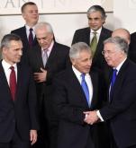 Zdjęcie z czwartkowego spotkania w Brukseli. Uścisk dłoni wymieniają szefowie resortów obrony USA Chuck Hagel i Wielkiej Brytanii Michael Fallon (z prawej). Na dole od lewej sekretarz generalny NATO Jens Stoltenberg, na górze Tomasz Siemoniak