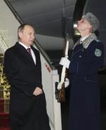 Władimir Putin tuż po wylądowaniu na lotnisku pod Mińskiem