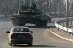 Rosyjski czołg w drodze na front w okolicach Doniecka