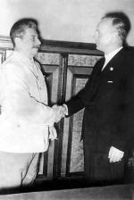Józef Stalin (właściwie Iosif Wissarionowicz Dżugaszwili)  z niemieckim ministrem spraw zagranicznych Joachimem von Ribbentropem po podpisaniu na Kremlu w sierpniu 1939 r. traktatu  o nieagresji między ZSRR i Trzecią Rzeszą 