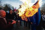 Warszawa, listopad 2014 r., prorosyjska manifestacja przed ambasadą Ukrainy i radosne palenie flagi NATO