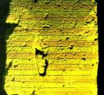 Tekst zapisano w trzech wersjach: pismem hieroglificznym, demotycznym  i po grecku 