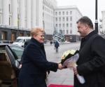 Prezydent Ukrainy Petro Poroszenko wzorów na usprawnienie systemu podatkowego powinien szukać nie w Polsce,  ale na Litwie. Na zdjęciu z panią prezydent Dalią Grybauskaite