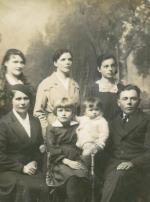 Józef Niechoda (siedzi  po prawej) wraz  z rodziną