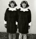 Sandro Miller, Diane Arbus, bliźniaczki jednojajowe, Roselle, New Jersey (1967), fotografia