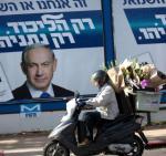 Plakatami wyborczymi z wizerunkiem premiera Beniamina Netanjahu oblepiony jest cały Izrael