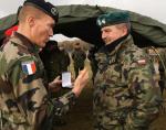 Francuscy i polscy żołnierze ćwiczyli razem na manewrach NATO w 2013 r. w Polsce  i państwach bałtyckich. Na zdjęciu pułkownik Marc Caudrillier i generał Andrzej Tuz