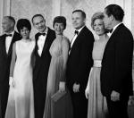 W latach 60. w kosmos latali tylko dojrzali, żonaci mężczyźni... Na zdjęciu: prezydent Richard Nixon i załoga Apolla 11  z małżonkami