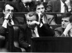 Dariusz Wójcik (drugi rząd, z prawej) w ławach sejmowych wśród liderów KPN, początek lat 90. Obok niego Adam Słomka, z przodu od lewej Leszek Moczulski i Krzysztof Król.