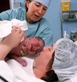Pracownicy szpitali oficjalnie zaprzeczają, że stosują podczas porodów niedozwolone techniki. Matki twierdzą co innego