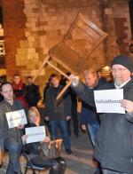 Incydentu z krzesłem ciąg dalszy: manifestacja w Krakowie (10 marca) w obronie mężczyzny zatrzymanego podczas spotkania z prezydentem