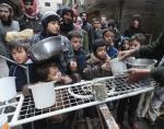 Zdani na międzynarodową pomoc mieszkańcy obozu dla uchodźców Jarmuk pod Damaszkiem