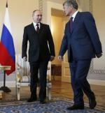 Władimir Putin i prezydent Kirgizji Ałmazbek Atambajew w pałacu w Strelnie