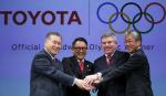 Szef Międzynarodowego Komitetu Olimpijskiego Thomas Bach (drugi z prawej) w objęciach Toyoty
