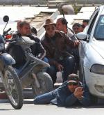 Policjanci szykują się  do odbicia zakładników w muzeum w Tunisie