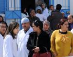 Personel medyczny czeka przed kostnicą szpitala Charles Nicole w Tunisie, gdzie znajdują się ciała ofiar środowego zamachu