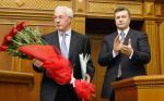 Miniona chwała: prezydent Janukowycz (z prawej) bije brawo premierowi Azarowowi (z kwiatami)