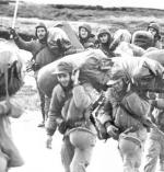 Argentyńscy żołnierze lądujący na Falklandach w 1982 roku