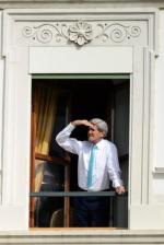 John Kerry na balkonie hotelu w Lozannie – miejscu rozmów 