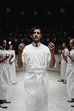 Modlitwa? Nie, chwila przed operacją w serialu „The Knick” (HBO)