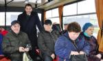 Burmistrz Kościerzyny (stoi) z mieszkańcami w autobusie