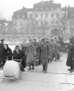 Kolumna Niemców wysiedlanych z Mariańskich Łaźni w styczniu 1946 roku