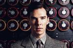 „Wired” Alan Turing  (Benedict Cumberbatch) w plątaninie kabli i myśli w „Grze tajemnic”