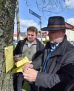 Markus Nierth, były burmistrz Tröglitz, rozwiesza apel z prośbą  o udział w demonstracji przeciwko nietolerancji 
