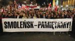 Polacy o Smoleńsku pamiętają, ale coraz mniej są przekonani, że znają kulisy tej tragedii (na zdjęciu piątkowy marsz przed Pałacem Prezydenckim w Warszawie, w piątą rocznicę katastrofy)