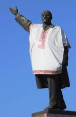 Pomnik Lenina w Zaporożu ciągle stoi, ale odziewany jest w ukraińską, ludową koszulę 