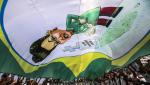 Przeciwnicy Dilmy Rousseff zaprezentowali na plaży Copacabana w Rio de Janeiro ogromną flagę z podobizną pani prezydent 