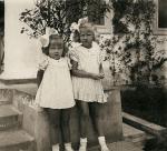 Iza i starsza siostra Renia przed rodzinnym dworkiem w Kamieniu
