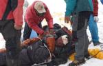 Szerpa ranny w wyniku osunięcia się wielkiej lawiny na obóz himalaistów szykujących się do ataku na Mount Everest