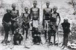 Ocalali z pogromu członkowie plemienia Herero podczas ucieczki przez pustynię Omaheke