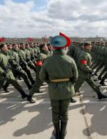 Rosyjscy żołnierze ćwiczą paradny krok