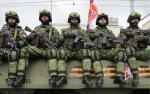 Oddziały separatystów na paradzie w Doniecku: rosyjskie mundury, broń i wóz pancerny