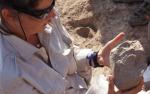 Prof. Sonia Harmand ogląda kamienne narzędzia odkryte w Kenii