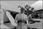 Monseñor Romero na pół roku przed śmiercią.  Biel i zieleń palm. Fot. Alex Bowie
