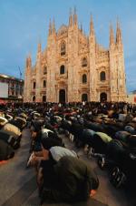 Modlitwa wyznawców islamu  na mediolańskiej Piazza Duomo w cieniu katedry