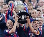 Xavi (z prawej) zdobył w Barcelonie już 24 trofea. Puchar Króla wzniósł w sobotę do spółki z Andresem Iniestą