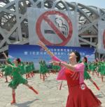 W walkę z paleniem zaangażowały się też te tancerki (przed stadionem narodowym w Pekinie)