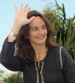 Julie Bertucelli (rocznik 1968) – autorka dokumentów i dwóch fabuł: „Drzewo” i „Gdy odszedł Otar”. W 1992 roku asystentka Kieślowskiego przy „Trzech kolorach”. Na zdjęciu w Cannes, 2010